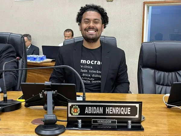 Imagem colorida mostra vereador Abidan Henrique (PSB) na Câmara de Embu das Artes, na Grande SP