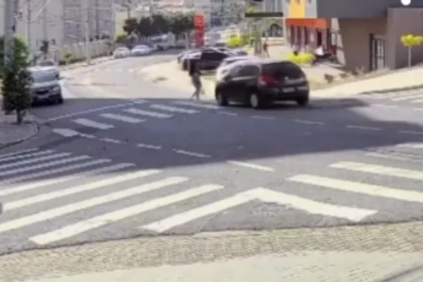 Imagem colorida mostra jovem em faixa de pedestre antes de ser atropelada por motorista. Metrópoles