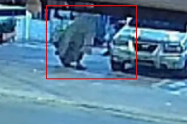 Carro explode após dupla incendiar carro estacionado em Ceilândia