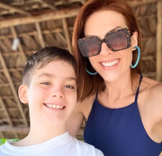 Ana Hickmann posa ao lado do filho e se derrete