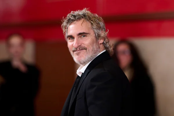 Foto colorida de Joaquin Phoenix - Metrópoles