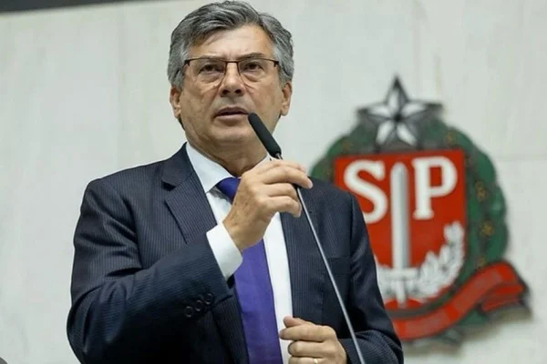 Imagem colorida mostra o deputado estadual Simão Pedro (PT) - Metrópoles