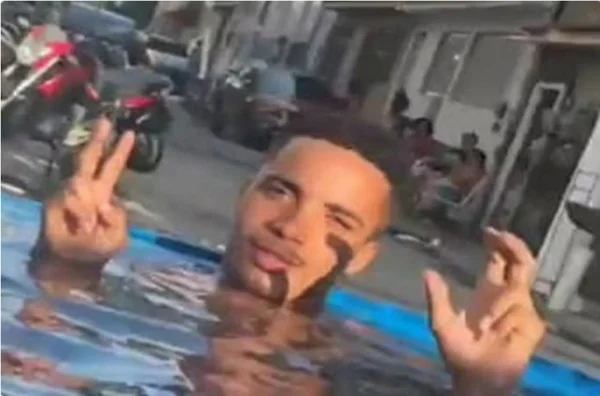 homem em piscina na rua