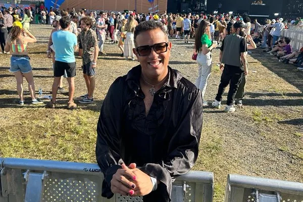 Foto colorida de Daniel Monteiro, conhecido como Divo da Libras - Metrópoles