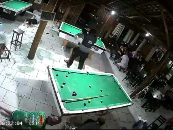 Assaltantes armados invadem torneio de sinuca e levam R$ 23 mil. Vídeo