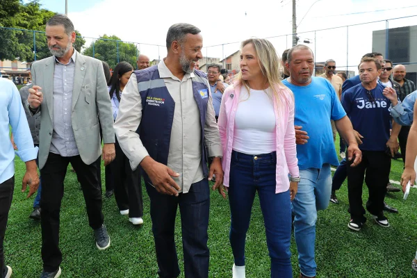 Celina inaugura campo de futebol sintético em Sobradinho