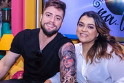 Rodrigo Godoy e Preta Gil posam juntos e sorridentes, em 2018
