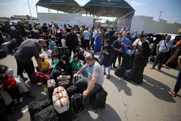 Palestinos esperam para cruzar para o Egito no sul da Faixa de Gaza - metrópoles