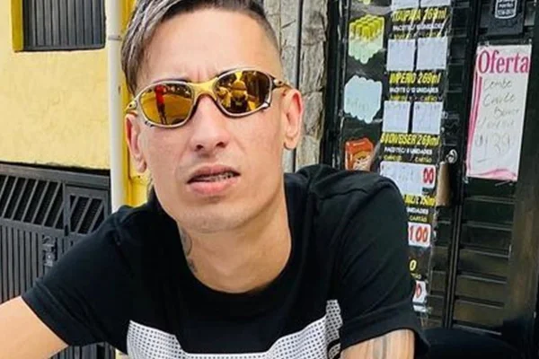 Matheuszinho posa de camiseta preta e óculos escuros