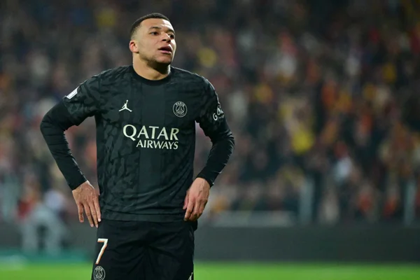 Imagem colorida de Kylian Mbappé com as mãos na cintura - Metrópoles