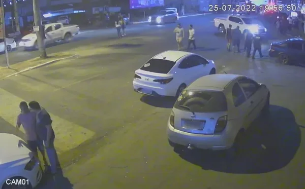 Movimentação em local onde adolescente morreu esmagado por caminhão após pegar rabeira em veículo, em Iporá, Goiás