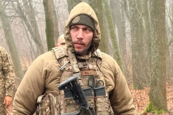 Imagem colorida, Maringaense volta ao Brasil após lutar por 9 meses em guerra na Ucrânia- Metrópoles