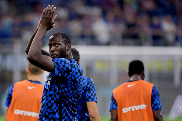 Comentarista é demitido após sugerir bananas como freio para Lukaku
