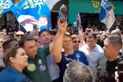 Flávio Bolsonaro levanta imagem de Nossa Senhora Flávio Bolsonaro levanta imagem de Nossa Senhora