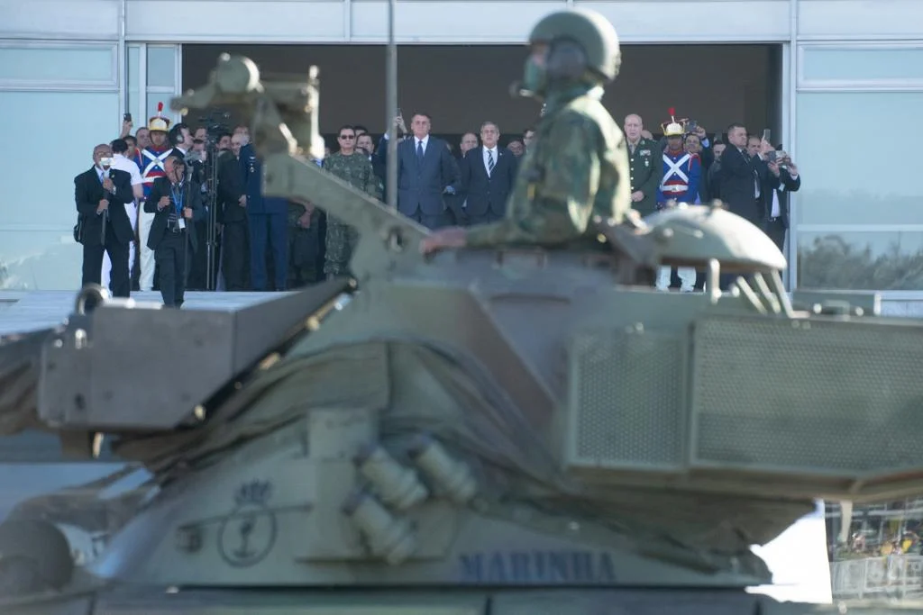 Desfile militar na frente do Palácio do Planato Desfile militar na frente do Palácio do Planato
