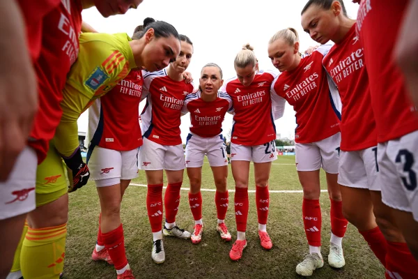 Foto colorida de jogadoras do Arsenal - Metrópoles