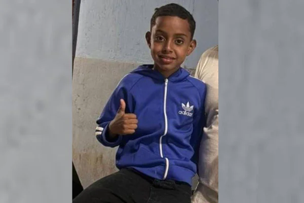 Adolescente esfaqueia criança após ordenar: "Desça do pé de manga"