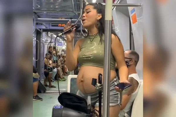 Vídeo. Grávida viraliza ao cantar Envolver, de Anitta, em trem no RJ
