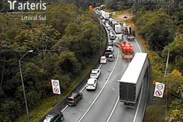 Vídeo: carreta desgovernada gera engavetamento com 15 carros no PR