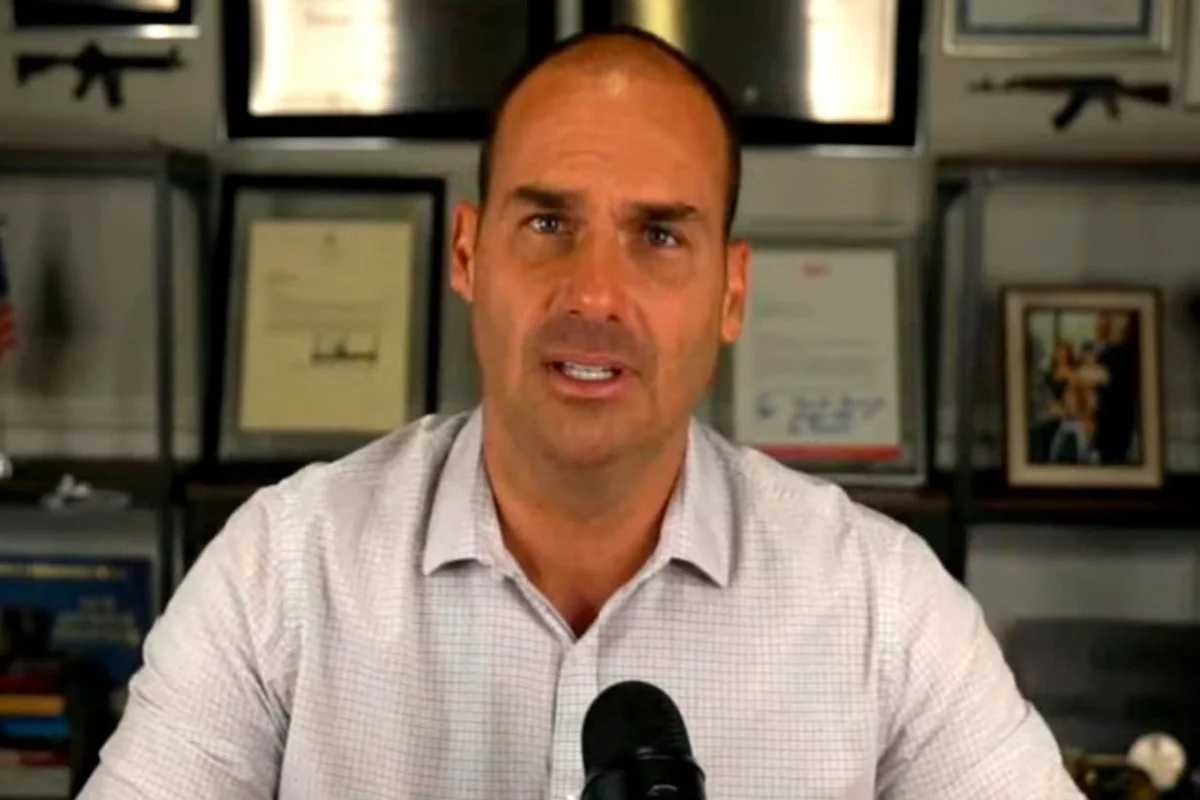 Eduardo Bolsonaro diz que Lula é ignorado no mundo e o compara a 'bêbado da rua'