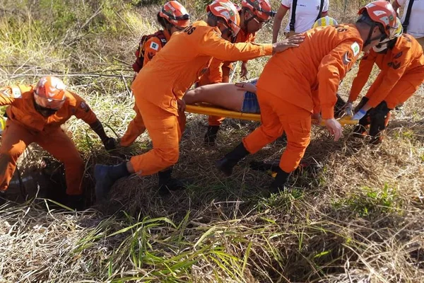Mulher é resgatada após cair em buraco e ligar pedindo socorro no DF