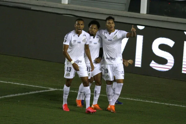Santos goleia o Grêmio