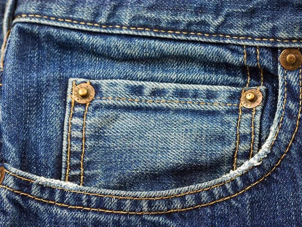Mulher veste oito calças jeans e tenta sair de loja sem pagar