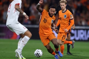 Memphis Depay, da Holanda, durante a partida pelas eliminatórias da Copa do Mundo da FIFA 2026 entre Holanda e Polônia, no De Kuip, em 4 de setembro de 2025, em Roterdã, Holanda.