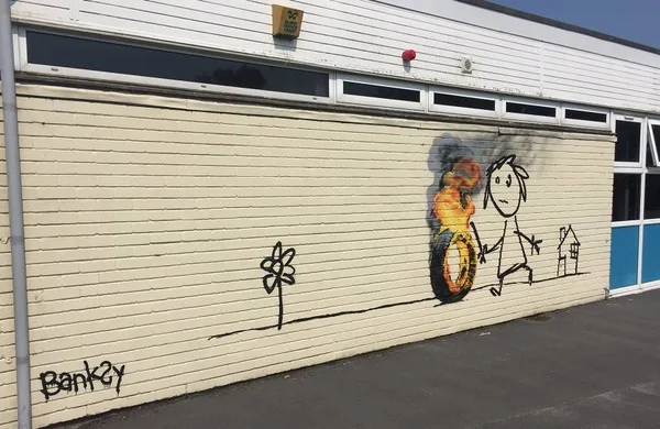 Homenageado por escola inglesa, Bansky retribui com presente surpresa