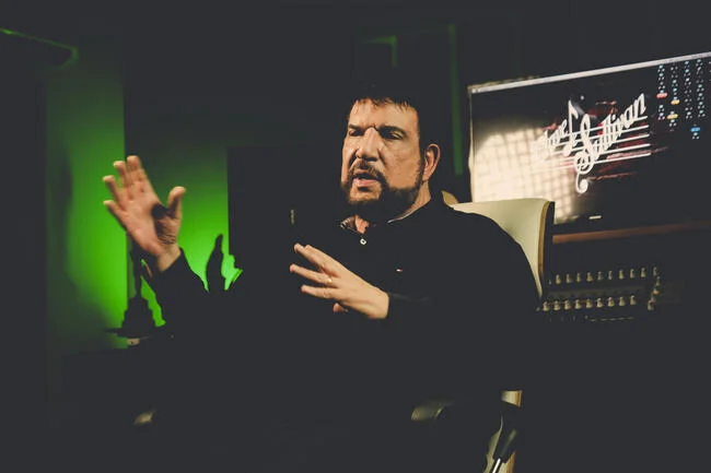 Michael Sullivan tem composição exclusiva e violão leiloados Michael Sullivan tem composição exclusiva e violão leiloados
