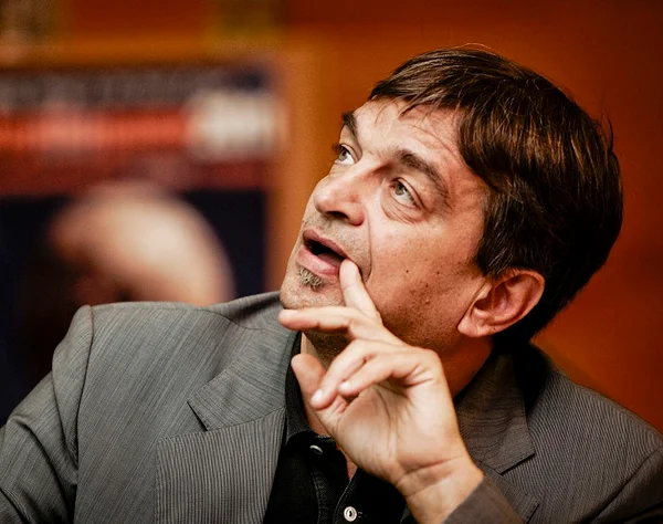 Jérôme Champagne anuncia sua candidatura à presidência da Fifa