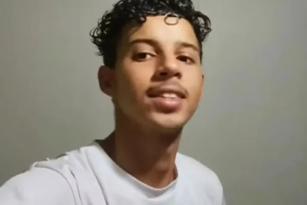 Mãe de jovem morto envenenado com bolinhos é investigada pela polícia