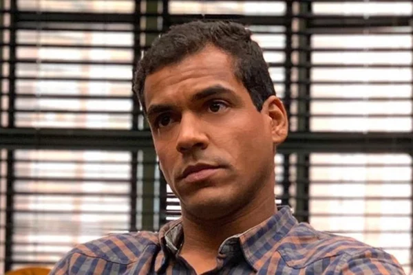 Marcelo Mello Jr. dispensa morena e leva fora de loira em festa