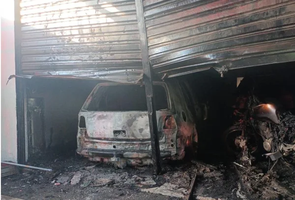 Incêndio em loja de Ceilândia consome dois carros e uma moto