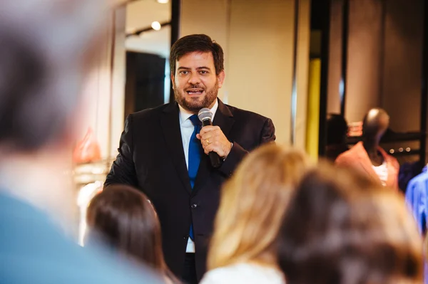 Bruno Astuto comanda lançamento de coleção da Armani em Brasília