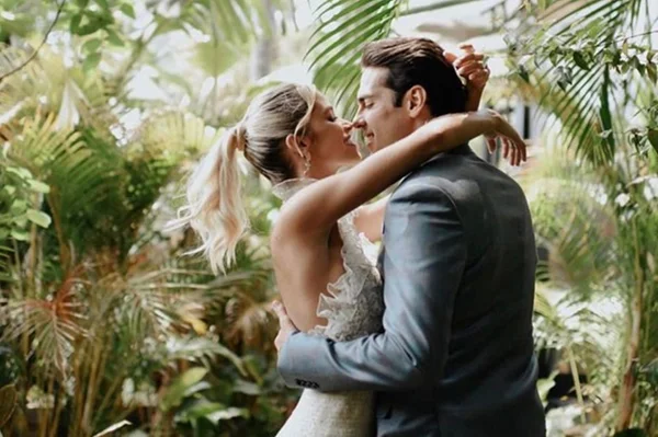 Kaká e Carol Dias oficializam noivado em almoço pré-casamento