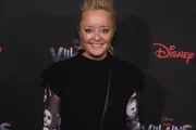 Lucy Davis faz pose durante evento da Disney