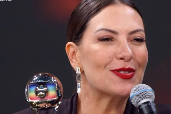 Fabíula Nascimento ganha Troféu Domingão e critica ataques à arte