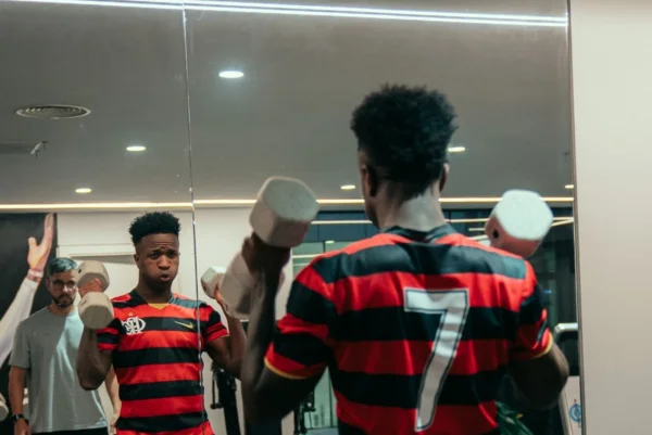 Imagem colorida de Vini Jr. com camisa do Flamengo - Metrópoles