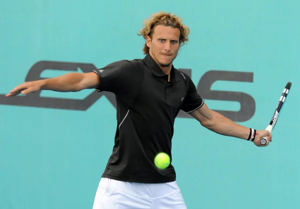 Foto colorida de Diego Forlán, do Uruguai, em 2011, durante competição de tênis em Madrid.