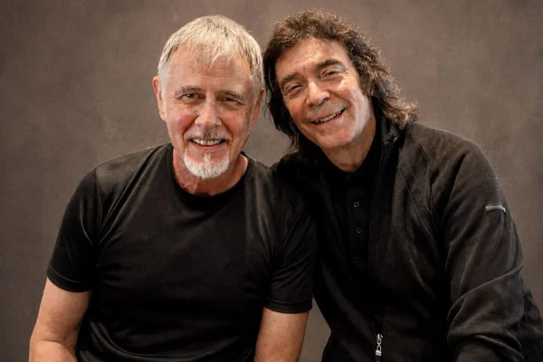 Ritchie e Steve Hackett regravam sucesso dos anos 1980 no Rio