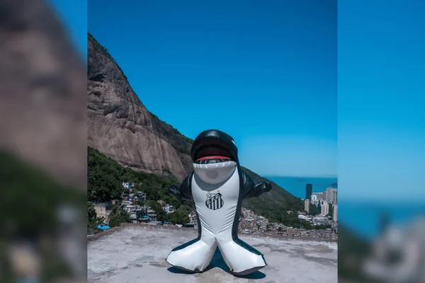 Mascote do Santos na favela da Rocinha