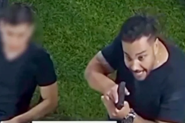 Servidor da PF armado com pistola ameaça dupla. O agente foi autuado em flagrante por injúria racial Metrópoles 2