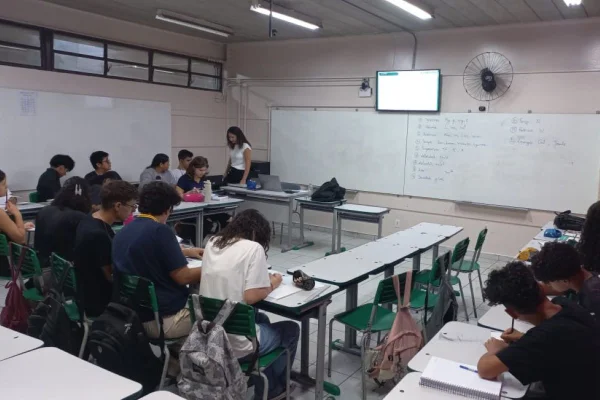 Imagens coloridas mostram alunos em sala de aula em escola - Metrópoles
