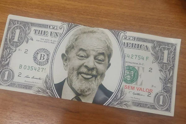 Dólar falso com o rosto do presidente Lula -- Metrópoles