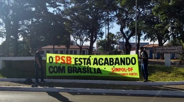 Protesto do Sinpol em Planaltina provoca discussão com moradores