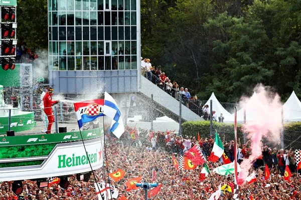 Leclerc resiste à Mercedes e dá vitória para a Ferrari em Monza