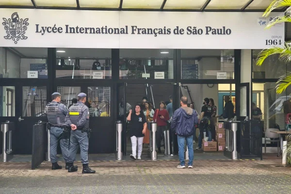Foto mostra urnas recolhidas na zona sul, mesmo após prorrogação de votação - Metrópoles