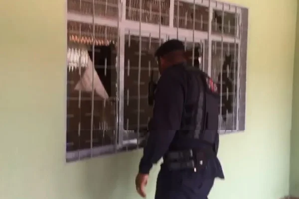 Homem quebra janelas, ateia fogo em botijão e é preso nu pela PMDF