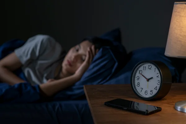 Jovem asiática deprimida não consegue dormir por causa da insônia. Metrópoles